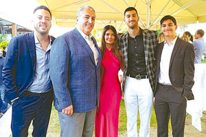 Σύσσωμη η οικογένεια Μπούση έδωσε το “παρών” χθες το βράδυ στις «Αναδρομές» στην 6η Παγκόσμια Συνάντηση Απόδημου Ελληνισμού,