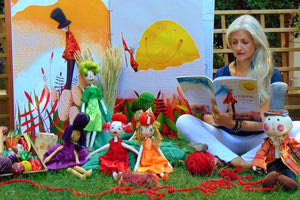 Ο Σιγανός, ένα σκιάχτρο με ψυχή και η Ελένη Μπετεινάκη παρέα με όλες τις κούκλες της