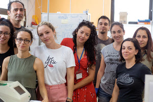 Ο καθηγητής Γενετικής Γ. Γαρίνης  με την επιστημονική ομάδα του