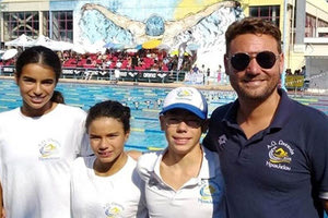 Οι κολυμβητές του Ωκεανού με τον προπονητή τους κ. Παπαγρηγορίου