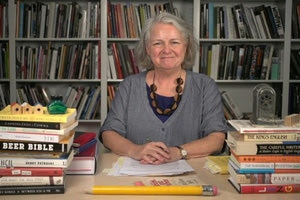 Η Μαίρη Νόρις είναι μια αμερικανίδα συγγραφέας, που ερωτεύτηκε την Ελληνική Γλώσσα