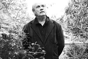 «Μα εγώ πιστεύω πως έφυγες σαν ένα ρόδο που κουράστηκε ν’ ανθίζει» Χριστόφορος Λιοντάκης