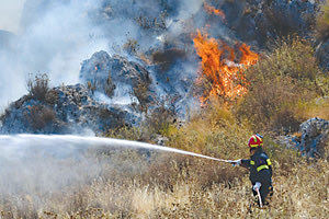 Φωτιά στο  Καραβάδο  πρόλαβε η  Πυροσβεστική