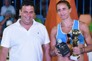 Ο κ. Αλεξάκης με την M.V.P του τουρνουά μπιτς βόλεϊ του Αγίου Νικολάου Βίκη Αρβανίτη