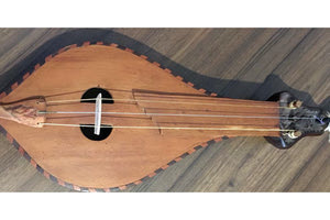 Μια λύρα από την Κάρπαθο στο Θύραθεν