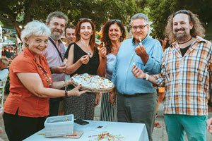 ζαχαρωτές μαντινάδες στην πλατεία Ελευθερίας, όπου παρουσιάστηκε ο χάρτης της κρητικής γυναικείας χειροτεχνίας