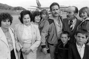 ΦΩΤΟ ΗΜΕΡΑΣ: Μια οικογένεια Κρητικών στην άλλη άκρη του κόσμου