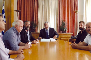 από τη συνάντηση που είχαν τα μέλη της ομάδας αμπελουργών με τον υπουργό Αγροτικής Ανάπτυξης, κ. Μάκη Βορίδη