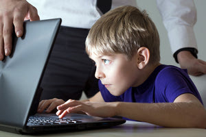 παιδιά μπροστά σε μια οθόνη