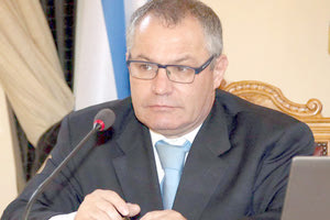 ο Γρηγόρης Πασπάτης στη θέση του προέδρου του Δημοτικού Συμβουλίου.