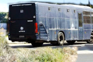 Το λεωφορείο της Αστυνομίας που μεταφέρει κρατούμενους