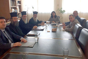 η υπουργός, κ. Νίκη Κεραμέως, σε συνάντηση που είχε με συνοδική αντιπροσωπεία  της Εκκλησίας Κρήτης.