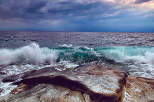 Τα μελτέμια χαλαρώνουν τον καύσωνα.