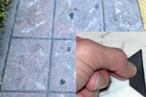 Η τσίχλα και... το μάρμαρο!