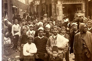 Στην οθωμανική συνοικία των Χανίων, την περίοδο της επανάστασης του 1897, βρίσκονται ουσιαστικά αποκλεισμένοι από τους Κρητικούς επαναστάτες.