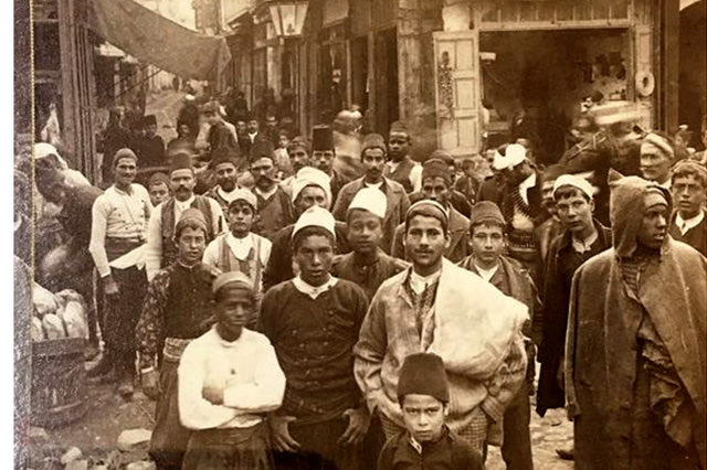 Στην οθωμανική συνοικία των Χανίων, την περίοδο της επανάστασης του 1897, βρίσκονται ουσιαστικά αποκλεισμένοι από τους Κρητικούς επαναστάτες.