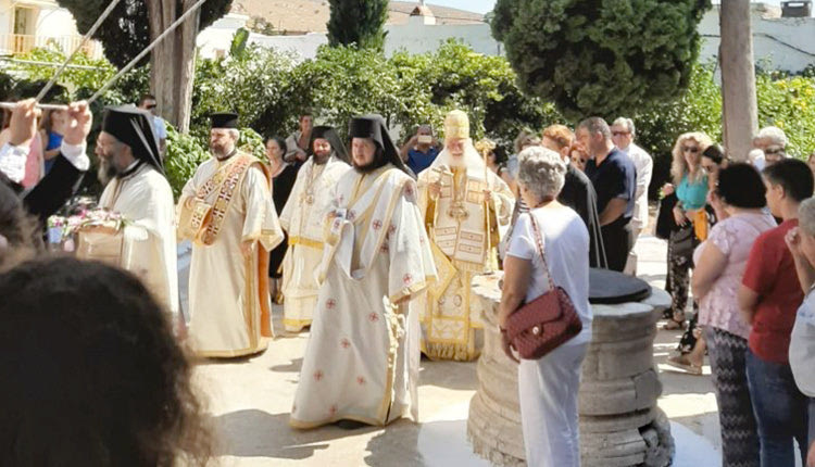 Χοροστάτησαν στο μοναστήρι τους Από τη μεγάλη της... Αγκαράθου Σχολή έχουν βγει μητροπολίτες μα και ολόκληροι πατριάρχες. Λογικό λοιπόν χθες που το μοναστήρι γιόρταζε την Παναγία, να παρίστανται εξέχοντα μέλη της, όπως είναι ο Πατριάρχης Αλεξανδρείας και πάσης Αφρικής, κ. κ. Θεόδωρος και ο Μητροπολίτης Νέας Ζηλανδίας, κ. Μύρωνας, που χοροστάτησαν στην πανηγυρική Θεία Λειτουργία, που όπως κάθε χρόνο συγκέντρωσε πλήθος πιστών. Ο Θεός να βάλει το χέρι του Ιδιαίτερη αναφορά στις πυρκαγιές της Εύβοιας αλλά και της Τουρκίας έκανε ο Οικουμενικός Πατριάρχης κ. κ. Βαρθολομαίος στο κήρυγμά του στον Εσπερινό της Παναγιάς, στην εκκλησία του χωριού του, στην Ίμβρο. Ο γνωστός για τα περιβαλλοντικά του αισθήματα «πράσινος Πατριάρχης» βλέποντας τη μεγάλη καταστροφή ευχήθηκε ο Θεός να βάλει το χέρι του. Προσγειώθηκε με την… κοιλιά Άγιο είχαν, ή μάλλον την ίδια την Παναγία, οι 233 επιβάτες ρωσικού αεροσκάφους που έκανε χθες αναγκαστική προσγείωση με την «κοιλιά» σε χωράφι με καλαμπόκια! Σύμφωνα με το πρακτορείο Reuters, που επικαλείται ανακοινώσεις από την εταιρεία και την τοπική υπηρεσία αερομεταφορών, το Airbus 321 της Ural Airlines, έπεσε πάνω σε ένα σμήνος γλάρων λίγη ώρα μετά από την απογείωσή του με αποτέλεσμα πτηνά να εισχωρήσουν και στους δύο κινητήρες του. Οι πιλότοι, διαπιστώνοντας ότι οι κινητήρες δυσλειτουργούσαν, αναγκάστηκαν να προσγειώσουν το αεροπλάνο σε ένα χωράφι, περίπου 1 χλμ. μακριά από τον Διεθνή Αερολιμένα Ζουκόφσκι, νοτιοανατολικά της Μόσχας. Η αρχική εκτίμηση ήταν για 4 τραυματίες και η τελική για 23. Πάρκινγκ τμήμα του… ΒΟΑΚ Πολλές φορές αναρωτιέται κανείς πού σταματάει η πίστη και πού αρχίζει η λογική. Όπως στις περιπτώσεις του Δεκαπενταύγουστου που ο ΒΟΑΚ γίνεται ατελείωτο πάρκινγκ, είτε πρόκειται για την Παναγία τη Χαρακιανή είτε για την Παντάνασσα. Αυτό που έγινε στην Παντάνασσα πάντως με την Τροχαία ξεπερνά κάθε προηγούμενο. Καταρχάς η Τροχαία άφησε όλα τα οχήματα να παρκάρουν στον ΒΟΑΚ. «Λογικό» ή πιο σωστά «χριστιανικό», έστω και με αστερίσκους. Όταν έφθασε όμως αποφάσισε να υπερβάλει εαυτόν και να στέλνει για νόμιμη αναστροφή αυτοκίνητα στα... Λινοπεράματα! Δύσκολο για τους οδηγούς, αλλά νόμιμο. Η λογική και η υποκρισία Όμως, μετά από αυτό, κι αφού ο ένας και μοναδικός αστυφύλακας της Τροχαίας θέλησε να υπερβάλει εαυτόν αξιοποιώντας τη δύναμη της στολής, βοηθούσε τα αυτοκίνητα να κάνουν κάθετες αναστροφές και διευκόλυνε την αποσυμφόρηση από τα παράνομα παρκαρισμένα. Ίσως πρέπει να τα δούμε λίγο τα όρια της λογικής. Γιατί να διορθώσουμε παθογένειες 100 χρόνων σε ένα βράδυ δεν γίνεται. Να στηρίζουμε όμως τη νομιμότητα και μετά από ένα λεπτό να υποβοηθούμε την ανομία ως όργανα τάξης είναι το λιγότερο υποκριτικό. @patris Πώς να ευχαριστηθείς την πανσέληνο όταν λίγες ώρες νωρίτερα μια κοπέλα που πήγαινε τη βόλτα της γινόταν αναίτια το 47ο θύμα της ασφάλτου; Diasostis Οι «Κασσάνδρες» βλέπουν ύφεση Χρονιάρα μέρα, με την τσίμπλα στο μάτι, δεν έχεις πιει ακόμα καφέ και μπαίνεις στο ρημαδοδιαδίκτυο για μια πρώτη ματιά στην επικαιρότητα. Έρχεται, λέει, παγκόσμια οικονομική ύφεση, σαν αυτή που ξεκίνησε το 2008! Και λες, «πάλι καλά που πρόλαβα και ξόδεψα στο γλέντι της Παναγίας», γιατί του χρόνου μπορεί να μην γίνει καθόλου ή να γίνει με cd’s που δεν θέλουν και χαρίσματα! Το Brexit λέει, οι μειωμένες εξαγωγές της Γερμανίας και η άγρια κόντρα ΗΠΑ-Κίνας για το εμπόριο ταλανίζουν τις αγορές που στέλνουν απαισιόδοξα μηνύματα και σημάδια αντίστοιχα με αυτά παραμονές του 2008… Η ενόχληση και η… ουσία Την ενόχλησή του στην UEFA προκειμένου να μεριμνήσει αρμοδίως μετέφερε ο υφυπουργός Αθλητισμού Λευτέρης Αυγενάκης, με αφορμή την τηλεοπτική κάλυψη του αγώνα Άγιαξ- ΠΑΟΚ από την ολλανδική τηλεόραση. Υπενθυμίζεται ότι ο σπίκερ βλέποντας στην εξέδρα τούς ημίγυμνους, όπως το συνηθίζουν, οπαδούς του δικεφάλου να πανηγυρίζουν, σχολίασε: «Η ελληνική οικονομία πάει τόσο άσχημα και γι' αυτό κάποιοι δεν έχουν ρούχα να φορέσουν»! Πού να μην είχαμε και Θεοδωρίδη στην UEFA; Πόσο χειρότερες διαιτησίες και… περιγραφές θα είχαμε; Μην προκαλούμε την τύχη μας Είναι από τα σημεία που σχεδόν καθημερινά πραγματοποιούνται ατυχήματα μικρά ή μεγαλύτερα. Στον πεταλοειδή και ειδικότερα στη Σμπώκου, η κατάσταση πολλές φορές γίνεται αφόρητη, ειδικά με τη μεγάλη αναμονή σε αρκετά φανάρια. Όμως κι εμείς παίζουμε με την τύχη μας ορισμένες φορές, όπως στην περίπτωση της φωτογραφίας οι επαγγελματίες οδηγοί που για να κερδίσουν μερικά δευτερόλεπτα ρισκάρουν προσωπική ασφάλεια, αλλά και την ασφάλεια πεζών και οχημάτων. Λίγη παραπάνω προσοχή ίσως δεν έβλαπτε. Κουνηθήκαμε και της Παναγίας Νέος σεισμός ανήμερα της Παναγίας στην Κρήτη. Χαμηλότερης έντασης, αλλά δεν παύει να είναι σεισμός και αυτό εντείνει την ανησυχία των κατοίκων του νησιού, που εσχάτως σχεδόν καθημερινά «κουνιούνται». Η δόνηση έγινε στις 2:30 τα ξημερώματα χθες, 24 χιλιόμετρα νοτιοδυτικά του Τυμπακίου, μετρήθηκε στα 3,4 Ρίχτερ και είχε εστιακό βάθος τα 30 χιλιόμετρα. Πλημμύρισε από κόσμο, γεύσεις και νοσταλγία Ξεπέρασε κάθε προσδοκία και η φετινή Γιορτή Εφτάζυμου και του Φεστιβάλ Γεύσεων στην Κασταμονίτσα! Ο κόσμος που πήγε ήταν τόσο πολύς που το χωριό γέμισε ασφυκτικά! Και ο κάθε επισκέπτης είχε την ευκαιρία να δει από κοντά πώς παρασκευάζονται τα παραδοσιακά εδέσματα και να δοκιμάσει κάθε λογής καλούδια που είχαν ετοιμάσει οι νοικοκυρές του χωριού! Και όχι μόνο, αφού όλοι είχαν τη δυνατότητα να παρακολουθήσουν από κοντά την αναβίωση παραδοσιακών επαγγελμάτων που χάνονται. Ο Σύλλογος της Κασταμονίτσας εξέφρασε τις ευχαριστίες του για τους επισκέπτες, αλλά και όσους βοήθησαν να γίνει πράξη αυτή η υπέροχη θεματική βραδιά! Η αναστροφή Μαύρος βάφτηκε ο χθεσινός Δεκαπενταύγουστος στο Ηράκλειο, καθώς μια 32χρονη κοπέλα έχασε τη ζωή της, επειδή έγινε μια μοιραία αναστροφή στον ΒΟΑΚ, τις ακριβείς συνθήκες της οποίας δεν γνωρίζουμε για να βγουν ασφαλή συμπεράσματα. Οι αυτόπτες μάρτυρες λένε ότι το ΙΧ επιχείρησε να μπει στο παρακείμενο βενζινάδικο, αν και κινείτο στο άλλο ρεύμα κυκλοφορίας. Έσβησε Σε κάθε περίπτωση τα ασφαλή συμπεράσματα θα εξαχθούν με την ολοκλήρωση της προανάκρισης από την Τροχαία ΒΟΑΚ, που θα λάβει και καταθέσεις από τους εμπλεκόμενους. Όχι όμως και από την άτυχη Κάλλια, το καντήλι της οποίας έσβησε πρόωρα στα καταραμένα χιλιόμετρα του ΒΟΑΚ. Η 32χρονη ήταν συνοδηγός σε δίκυκλη μοτοσικλέτα, της οποίας ο οδηγός και φίλος της έδινε μάχη χθες βράδυ για να κρατηθεί στη ζωή. Το στηθαίο Το τροχαίο, πέρα από την όποια ευθύνη προκύψει για τους εμπλεκόμενους κατέδειξε για μία ακόμα φορά τη σημασία του διαχωριστικού τμήματος, που χωρίζει τις κατευθύνσεις κυκλοφορίας. Αν υπήρχε, η κατάληξη θα ήταν διαφορετική. Στα χιλιόμετρα που προηγούνται και υπάρχει τσιμεντένιο στηθαίο, τα τροχαία έχουν μειωθεί και τα θανατηφόρα ακόμα περισσότερο. Η συμμετοχή Τι κάνει “νιάου νιάου” στα κεραμίδια; Μα η ανακοίνωση της παράταξης «Ηράκλειο για όλους» που αναφέρεται στο καλό κλίμα των συζητήσεων με τον δήμαρχο Βασίλη Λαμπρινό και τη μέχρι τώρα σύγκλιση, ενόψει μιας συνεργασίας που έχει κλείσει από μήνες! Παράλληλα η ανακοίνωση της παράταξης του Γιώργου Σισιαμάκη: «Θεωρεί αυτονόητη αν όχι επιβεβλημένη την όσο το δυνατόν μεγαλύτερη συμμέτοχη στην προσπάθεια από όσο το δυνατόν περισσότερες παρατάξεις. Το έχει ανάγκη η πόλη, στην οποία εξάλλου αυτά που μας ενώνουν είναι περισσότερα από αυτά που μας χωρίζουν», καταλήγει.