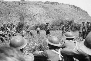 ΦΩΤΟ ΗΜΕΡΑΣ: Μιλώντας σε στρατιώτες σε ένα χωράφι της Κρήτης