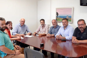 Μέσα στις επόμενες μέρες αναμένεται να ξεκινήσουν έργα ασφαλτόστρωσης της δημοτικής οδού προς Ιερό Ναό Αγίου Γεωργίου Εμπάρου του Δήμου Βιάννου. Το συνολικό κόστος του έργου ανέρχεται στο ποσό των 61.500 ευρώ, και τη σχετική σύμβαση για την υλοποίησή του υπέγραψε ο Δήμαρχος Βιάννου κ. Παύλος Μπαριτάκης, παρουσία των αντιδημάρχων Νικήτα Γιαμαλάκη, Μανώλη Αγαπουλάκη, του Προέδρου της Τοπικής Κοινότητας Εμπάρου Γιώργου Περογιαννάκη και της διευθύντριας της τεχνικής υπηρεσίας Μαρίας Νερατζάκη, με την εκπρόσωπο της αναδόχου εταιρείας . Με δηλώσεις του ο Δήμαρχος Βιάννου τόνισε μεταξύ άλλων ότι «με χρηματοδότηση από το Υπουργείου Εσωτερικών προχωράμε σε μια ακόμη σημαντική παρέμβαση που αφορά την ασφαλτόστρωση της οδού προς τον Ιερό Ναό του Αγίου Γεωργίου στην Έμπαρο. Ικανοποιούμε έτσι ένα πάγιο αίτημα της τοπικής κοινωνίας και της Τοπικής Κοινότητας το οποίο είχαμε εντάξει στο τεχνικό πρόγραμμα για το 2019. Συνεχίζουμε τις παρεμβάσεις που αφορούν όλους τους οικισμούς του Δήμου με πιστώσεις που έχουν εξασφαλισθεί και περιλαμβάνονται στον προϋπολογισμό του Δήμου. Για άλλη μια φορά ευχαριστώ την τεχνική υπηρεσία για την ολοκλήρωση της διαδικασίας, καθώς και τον πρώην Υπουργό Εσωτερικών κ. Χαρίτση, για την χρηματοδότηση του έργου».