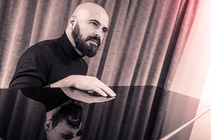 Ο ΔΗΜΗΤΡΗΣ ΜΑΡΑΜΗΣ ΣΤΗΝ “Π”: «Με δονεί η κρητική διάλεκτος, με εμπνέει το πάθος της παραδοσιακής μουσικής»