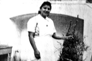 Η Μαρίνα Αγιομυργιαννάκη, αδελφή της δασκάλας Ζωής Αγιομυργιαννάκη. Εκπαιδεύτηκε νοσοκόμα στο Πανάνειο Νοσοκομείο Ηρακλείου