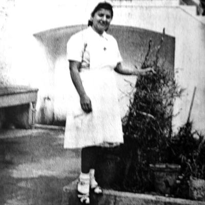 Η Μαρίνα Αγιομυργιαννάκη, αδελφή της δασκάλας Ζωής Αγιομυργιαννάκη. Εκπαιδεύτηκε νοσοκόμα στο Πανάνειο Νοσοκομείο Ηρακλείου