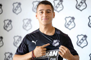 Ο Στάικος με τη φανέλα του ΟΦΗ