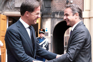 ο πρωθυπουργός, Κυριάκος Μητσοτάκης, στις κοινές δηλώσεις που πραγματοποίησε με τον Ολλανδό ομόλογό του, Μαρκ Ρούτε, κατά τη συνάντησής τους στη Χάγη