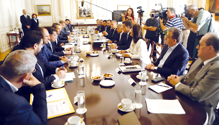Από τη συνάντηση του πρωθυπουργού με τους περιφερειάρχες