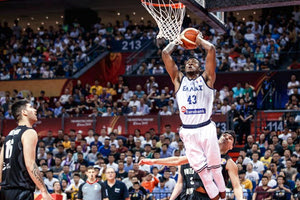 Ο Θανάσης Αντετοκούνμπο ίπταται