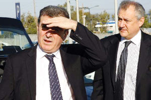 Ο Μ. Χρυσοχοΐδης με τον παλιό του συνεργάτη Γ. Βασιλάκη που “έφυγε” νωρίς