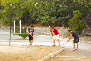 Οι οργανώσεις της ΚΝΕ στο Ηράκλειο πραγματοποίησαν παρέμβαση για την καθαριότητα και τον καλλωπισμό του πάρκου στο Κομμένο Μπεντένι