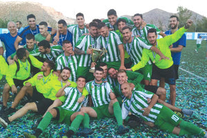 Οι παίκτες του ΠΟΑ πανηγυρίζουν την κατάκτηση του Σούπερ Καπ Ηρακλείου