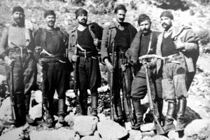 1942: Η πρώτη ομάδα του Καπετάν Πετρακογιώργη στη θέση «Πισοκάμινο» στου Ρούβα