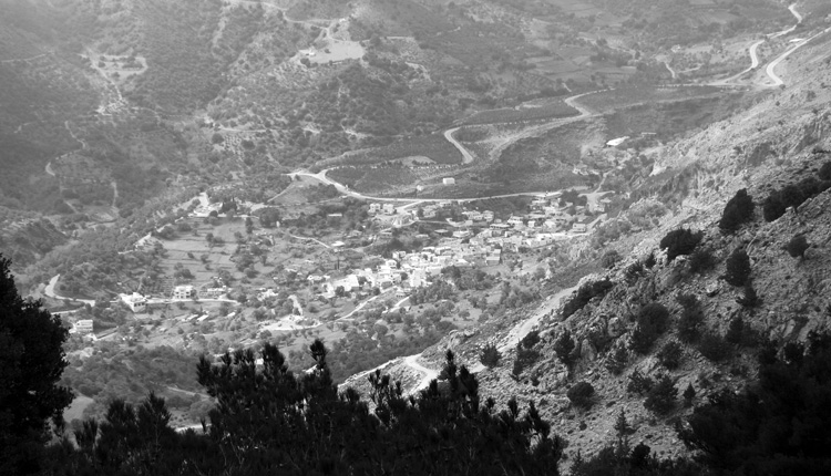 Το χωριό Βορρίζα όπως διακρίνεται από το Τραχήλι
