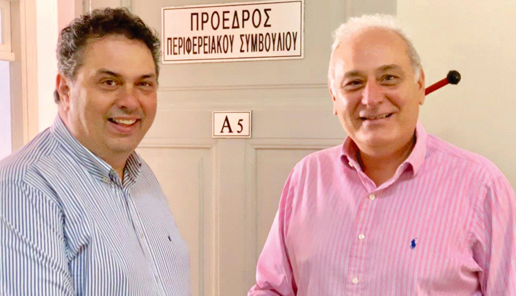 Ο πρόεδρος του νέου Περιφερειακού Συμβουλίου Παύλος Μπαριτάκης με τον απερχόμενο πρόεδρο Γιώργο Πιτσούλη.