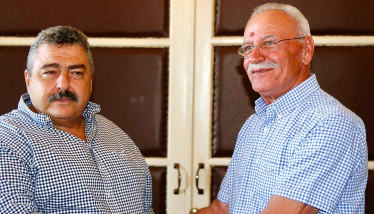 Ο νέος αντιπεριφερειάρχης Χανίων Νίκος Καλογερής με τον απερχόμενο Απόστολο Βουλγαράκη.