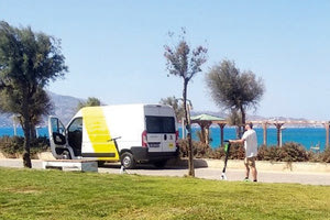 Το βαν που έφερε τα νέα πατίνια