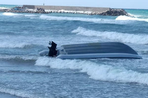 Το σκάφος που ανατράπηκε σε επιχείρηση διάσωσης υπέστη μεγάλες ζημιές