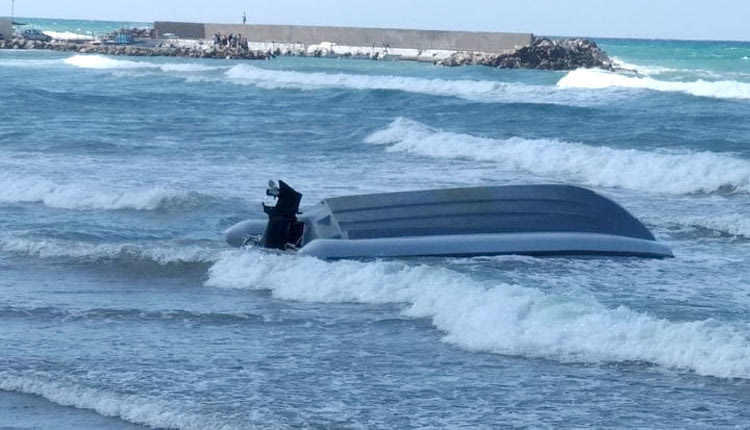Το σκάφος που ανατράπηκε σε επιχείρηση διάσωσης υπέστη μεγάλες ζημιές