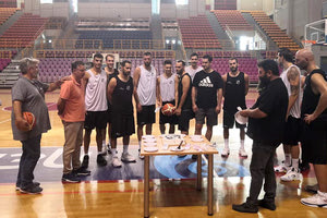 Η διοίκηση του ΟΦΗ πρόσφερε μια τούρτα στο το μπάσκετ του ΟΦΗ