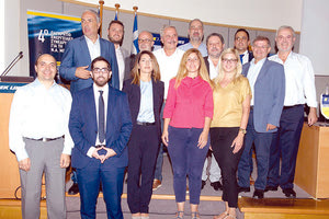 Αναμνηστική φωτογραφία ομιλητών και διοργανωτών αμέσως μετά τη λήξη των εργασιών του συνεδρίου