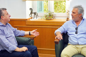 Ο περιφερειάρχης Κρήτης Σταύρος Αρναουτάκης, με τον δήμαρχο Σητείας Γιώργο Ζερβάκη