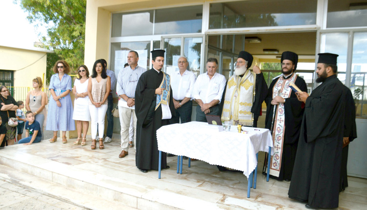 Ο δήμαρχος Μινώα βρέθηκε χθες σε αγιασμoύς σχολείων