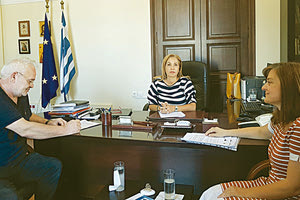 Σύμβαση για την ανάθεση κατάρτισης σχεδίου δράσης με στόχο την αντιμετώπιση της ξηρασίας και της λειψυδρίας στην περιφέρεια Κρήτης υπέγραψε χθες η συντονίστρια της Αποκεντρωμένης