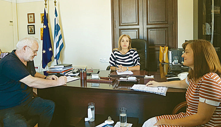 Σύμβαση για την ανάθεση κατάρτισης σχεδίου δράσης με στόχο την αντιμετώπιση της ξηρασίας και της λειψυδρίας στην περιφέρεια Κρήτης υπέγραψε χθες η συντονίστρια της Αποκεντρωμένης