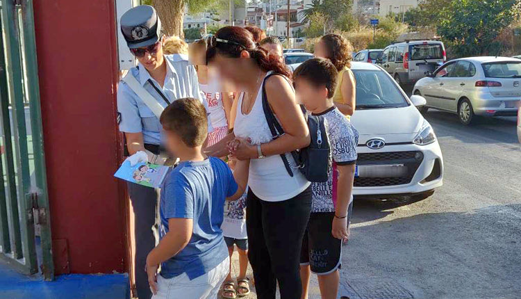 Μοίρασαν ενημερωτικά φυλλάδια στα σχολεία αστυνομικοί