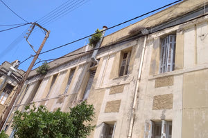 Ειρηνοδικείο, κατά μήκος της οδού Χατζημιχάλη Γιάνναρη