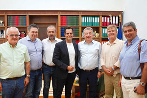 , ο περιφερειάρχης Κρήτης Σταύρος Αρναουτάκης τον Πρόεδρο της Ελληνικής Οδοντιατρικής Ομοσπονδίας Θανάση Δεβλιώτη και την αντιπροσωπεία των Οδοντιατρικών Συλλόγων της Κρήτης