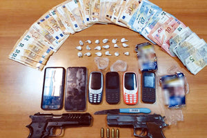 Τα ναρκωτικά και τα όπλα που βρήκε η Αστυνομία